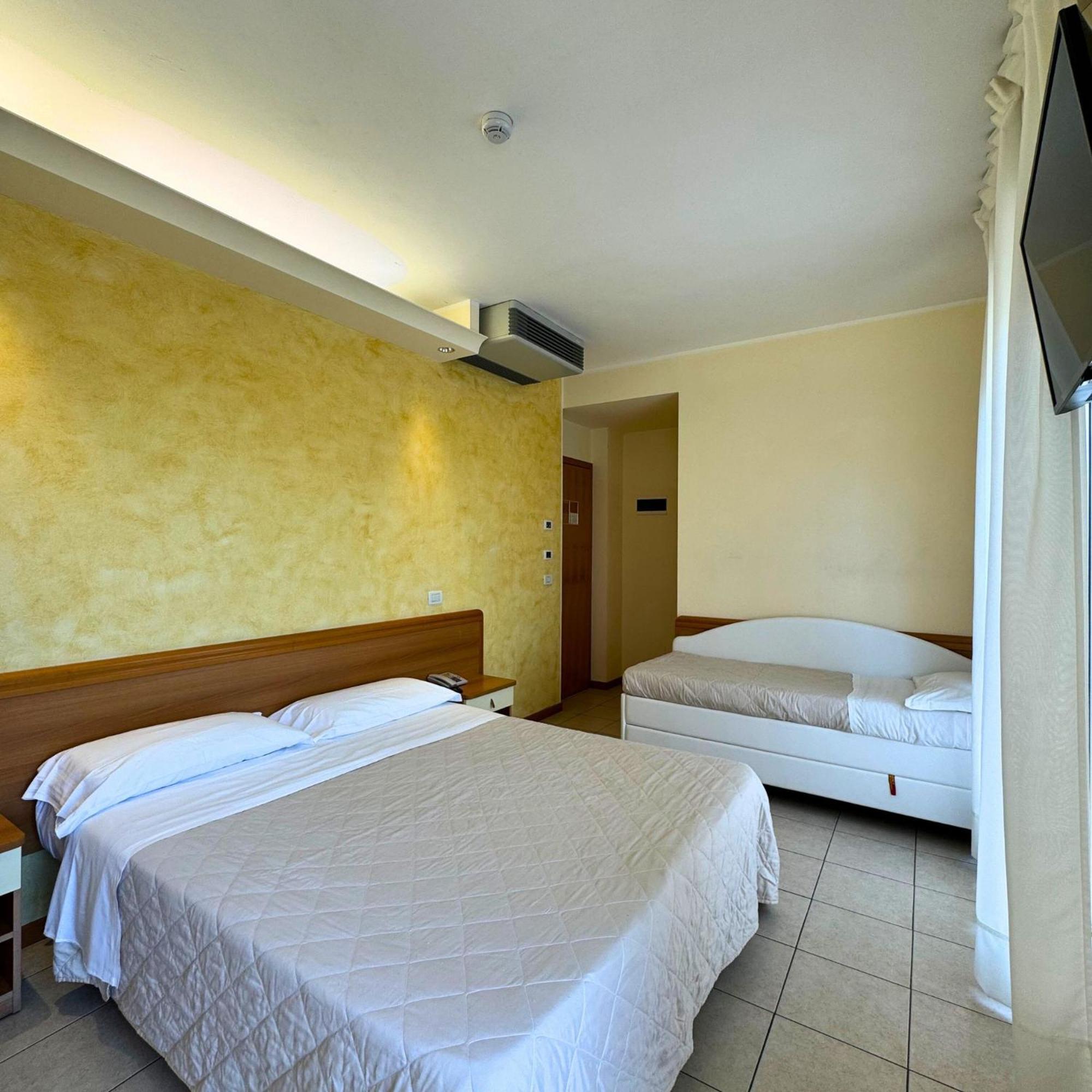 Hotel Apogeo - Breakfast Experience Rimini Exterior photo